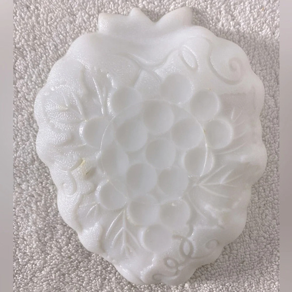 Vintage Milk Glass Grapes Embossed Textured Bowl Dish Snack Dish Trinket Dish - Picture 2 of 10